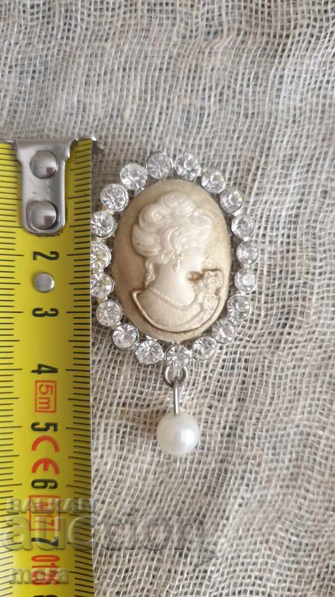 Κοσμηματική καρφίτσα Καμέο με πέτρες και μαργαριτάρι με τιμή 28.00 BGN | € 14.32
