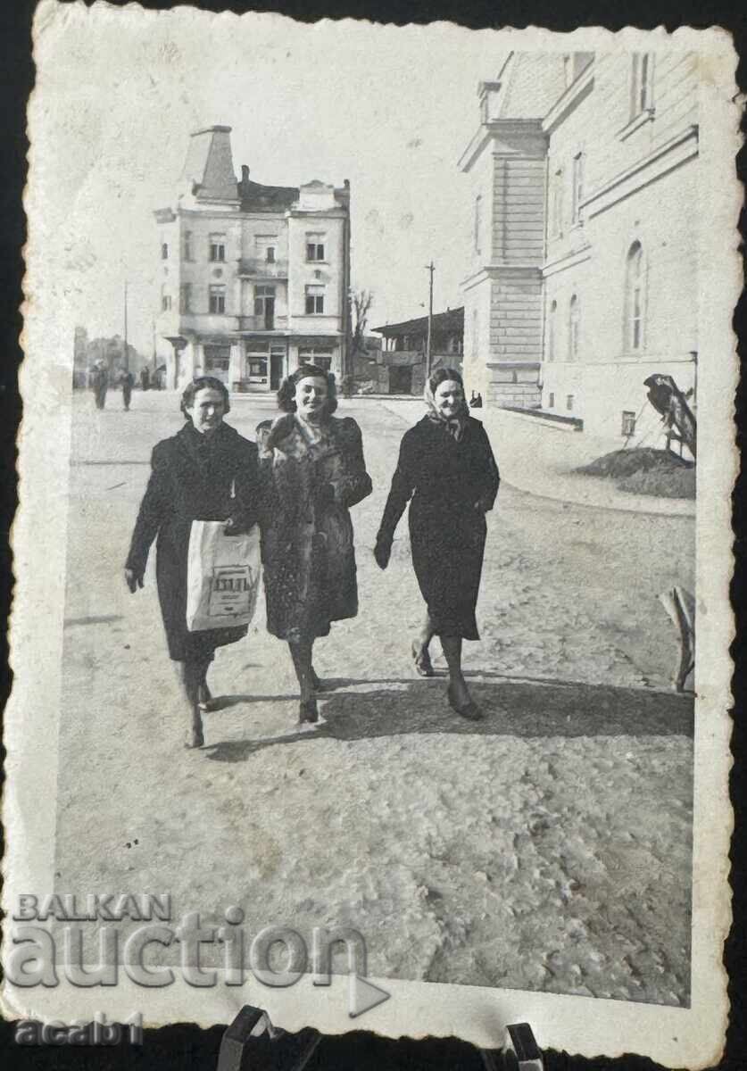 Из Града две дами