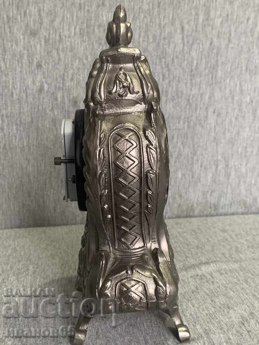 Delivery of desk clock Delivery of desk clock