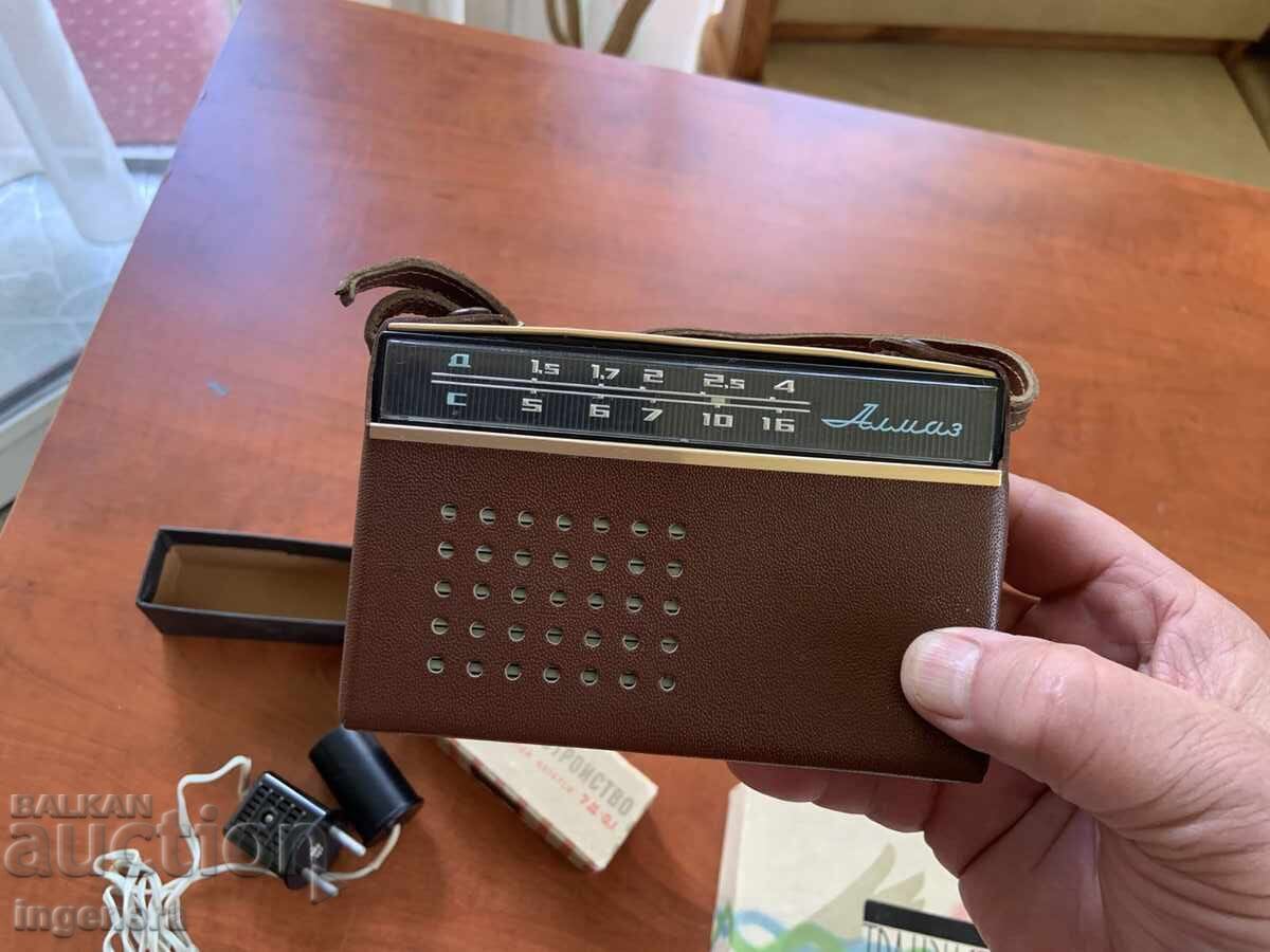 ΡΑΔΙΟΦΩΝΙΚΗ ΣΥΣΚΕΥΗ "ΑΛΜΑΖ" ΣΕ ΚΟΥΤΙ ΚΑΙ ΣΕΤ ΦΟΡΤΙΣΗΣ