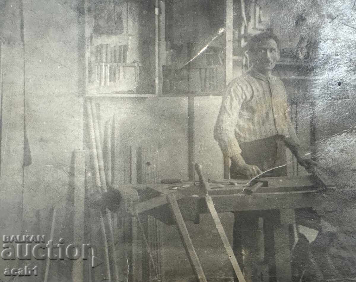 Ξυλουργός σε εργαστήριο Ξυλουργός σε εργαστήριο