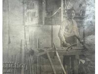 Ξυλουργός σε εργαστήριο