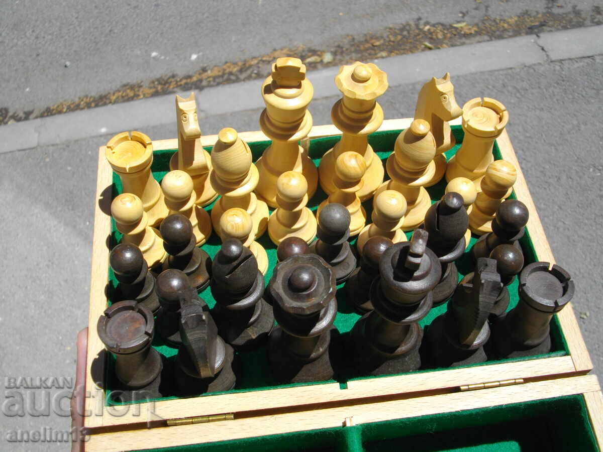 FIGURI VECHI DIN LEMN PENTRU ȘAH CU CUTIE ELITE cu preț 95.00 BGN | € 48.57 FIGURI VECHI DIN LEMN PENTRU ȘAH CU CUTIE ELITE cu preț 95.00 BGN | € 48.57