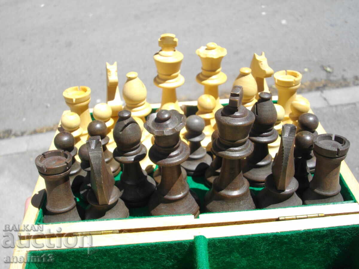 Licitație FIGURI VECHI DIN LEMN PENTRU ȘAH CU CUTIE ELITE Licitație FIGURI VECHI DIN LEMN PENTRU ȘAH CU CUTIE ELITE