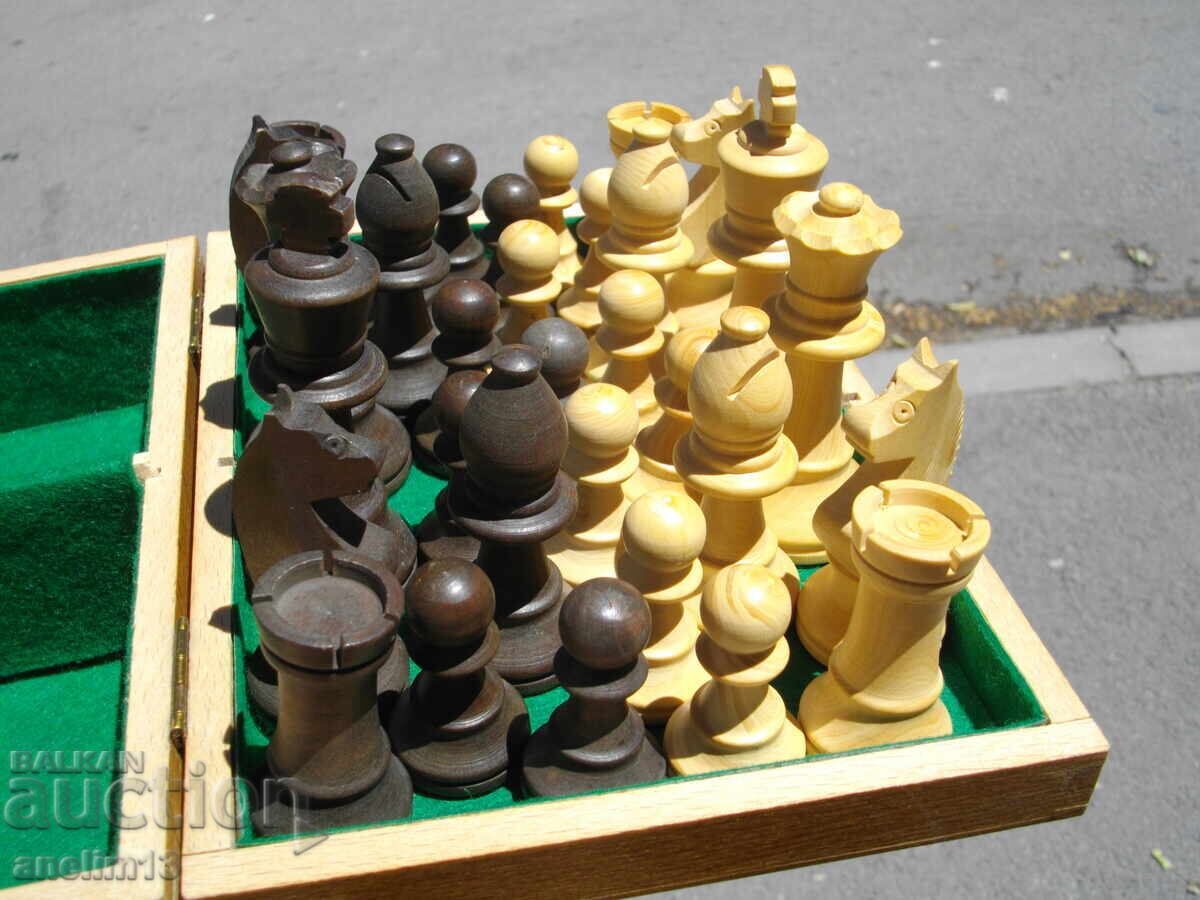 Livrarea FIGURI VECHI DIN LEMN PENTRU ȘAH CU CUTIE ELITE Livrarea FIGURI VECHI DIN LEMN PENTRU ȘAH CU CUTIE ELITE