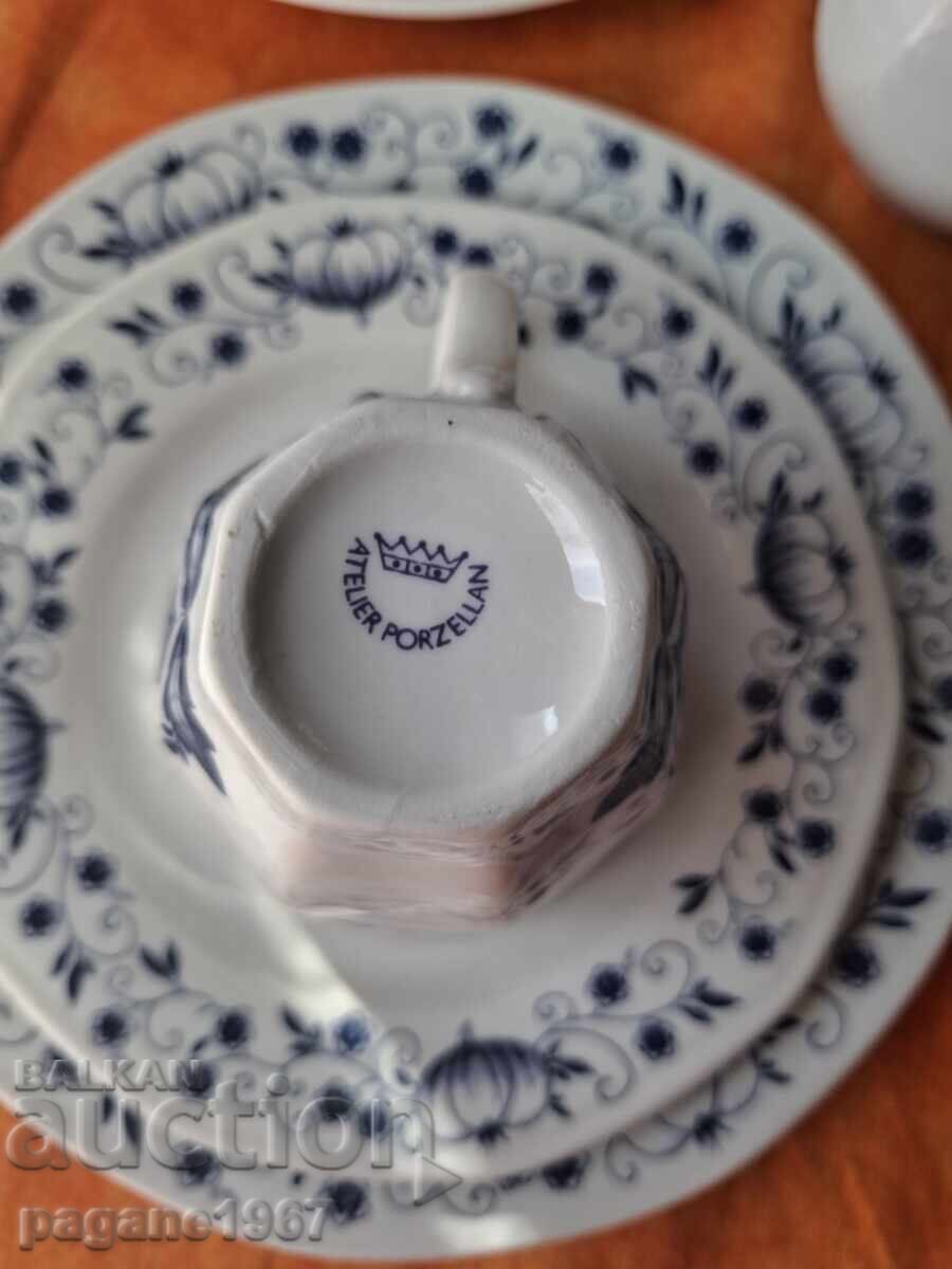 Σερβίς από τη σειρά "Μπλε Κρεμμύδι" με τιμή 160.00 BGN | € 81.81 Σερβίς από τη σειρά "Μπλε Κρεμμύδι" με τιμή 160.00 BGN | € 81.81