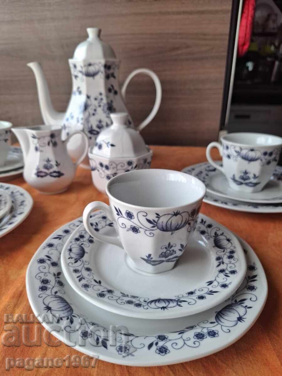 Δημοπρασία Σερβίς από τη σειρά "Μπλε Κρεμμύδι" Δημοπρασία Σερβίς από τη σειρά "Μπλε Κρεμμύδι"