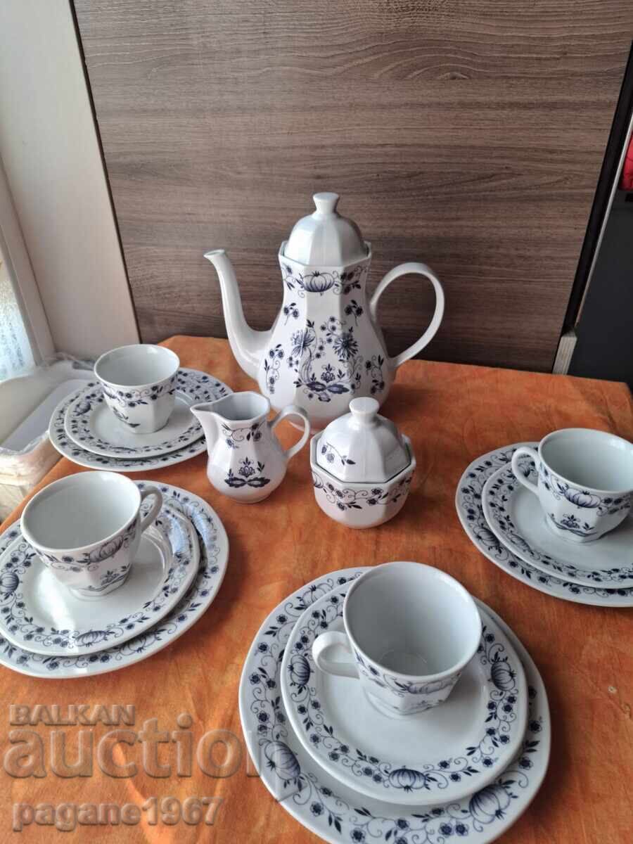 Παράδοση Σερβίς από τη σειρά "Μπλε Κρεμμύδι" Παράδοση Σερβίς από τη σειρά "Μπλε Κρεμμύδι"