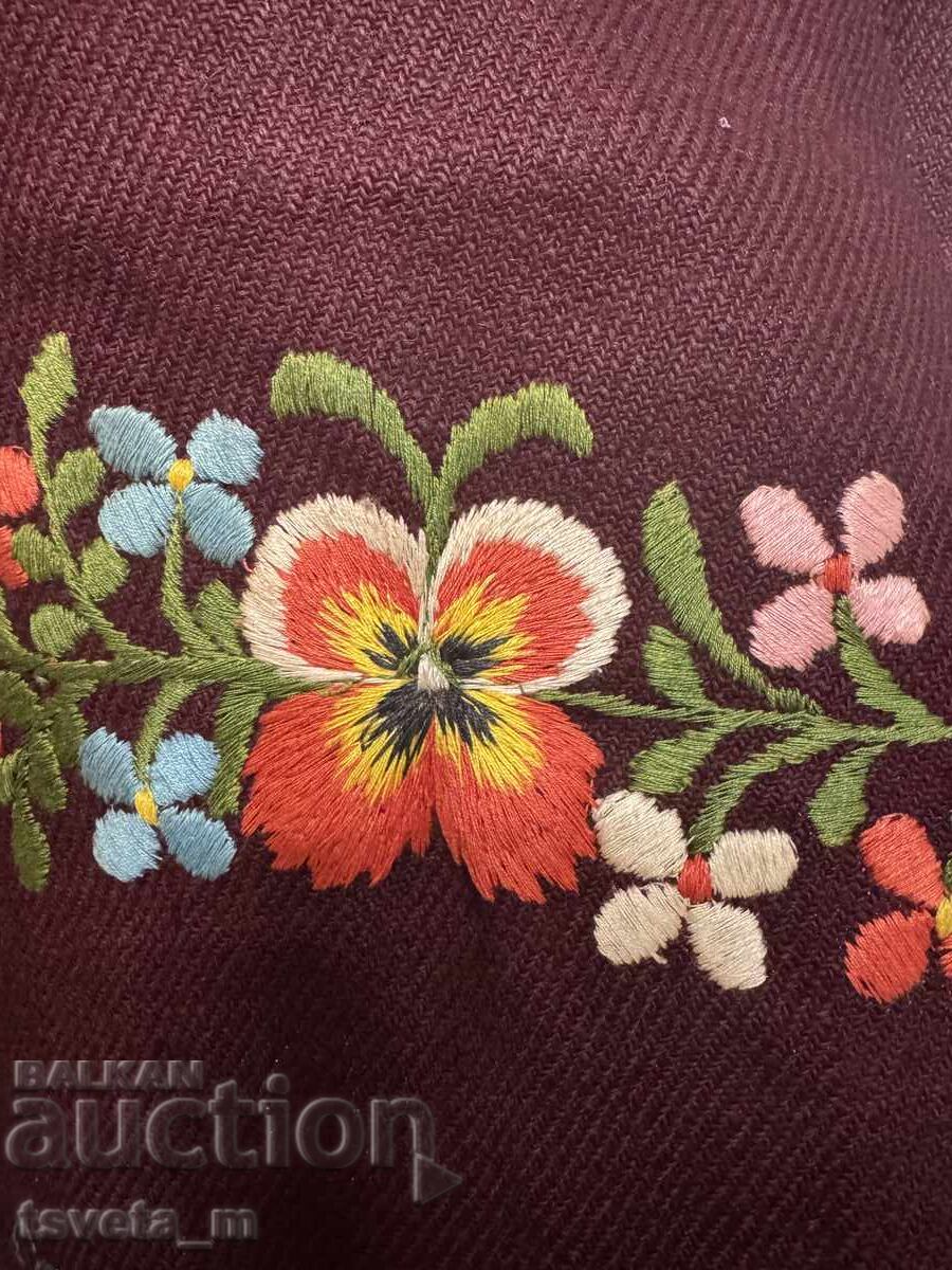 Γυναικεία μάλλινη ποδιά με χειροποίητο κέντημα παραδοσιακής φορεσιάς με τιμή 25.00 BGN | € 12.78