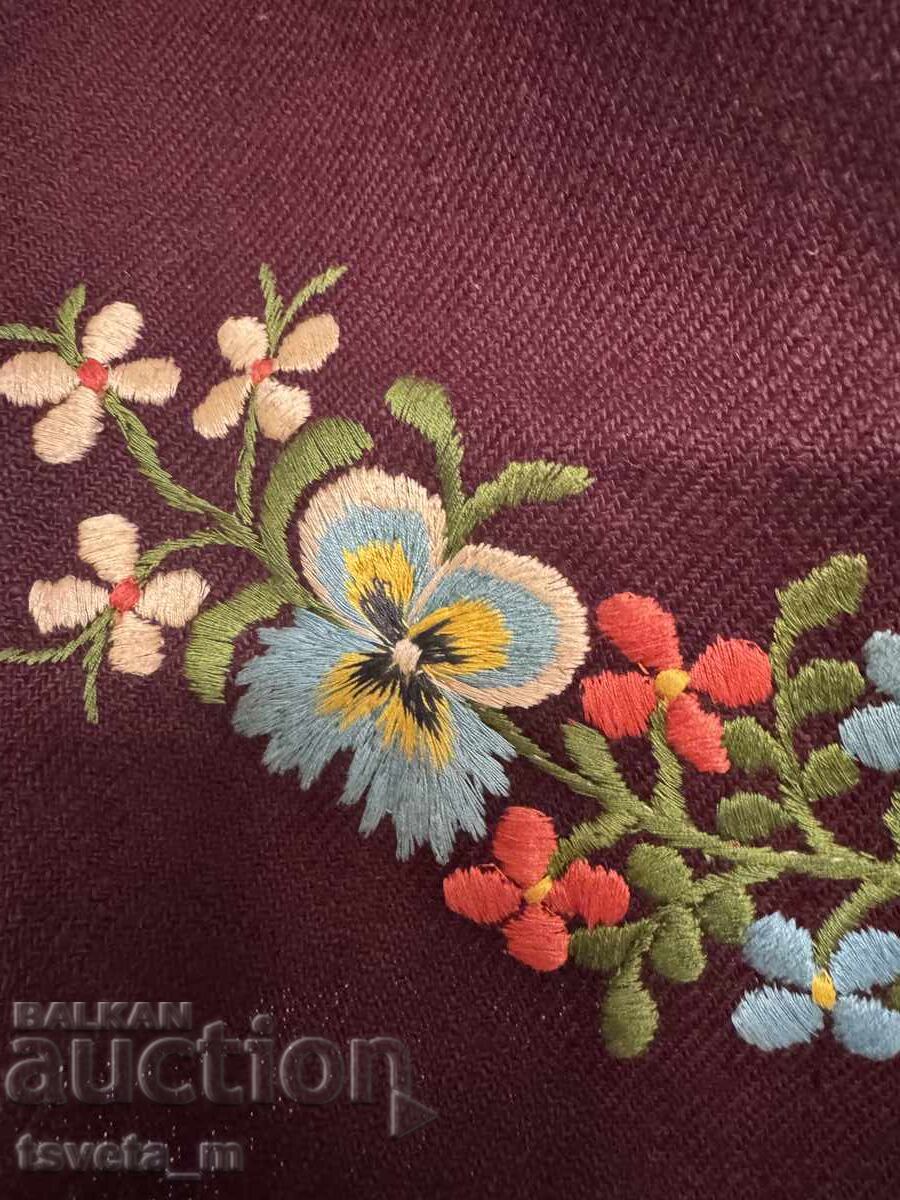 Δημοπρασία Γυναικεία μάλλινη ποδιά με χειροποίητο κέντημα παραδοσιακής φορεσιάς