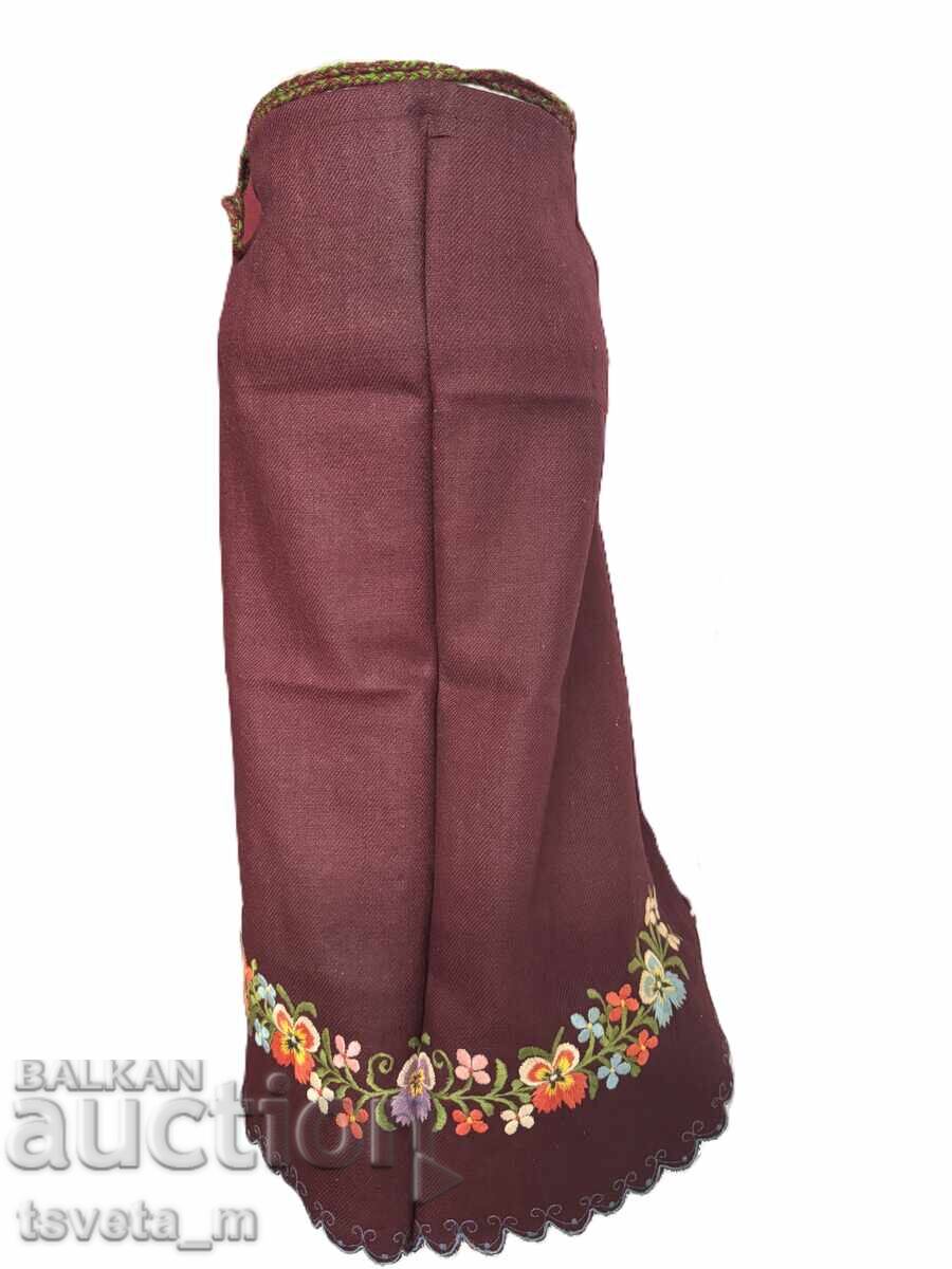 Γυναικεία μάλλινη ποδιά με χειροποίητο κέντημα παραδοσιακής φορεσιάς