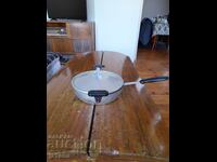 Стар алуминиев тиган