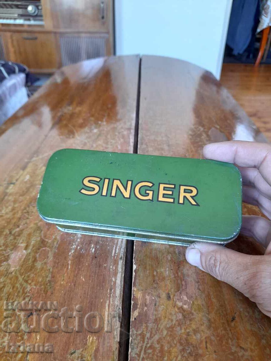Cutie veche pentru accesorii Singer cu preț 42.00 BGN | € 21.47