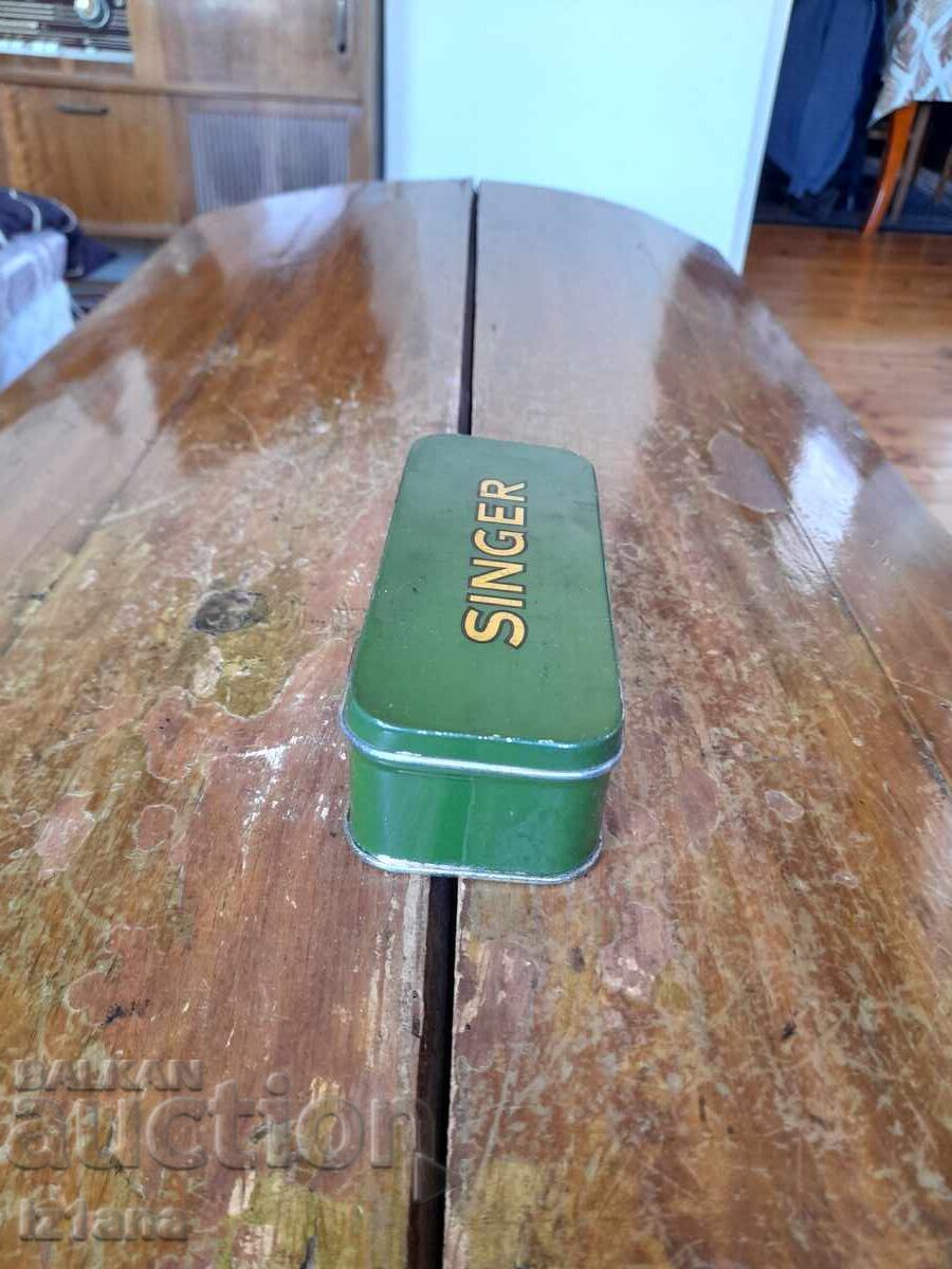 Licitație Cutie veche pentru accesorii Singer