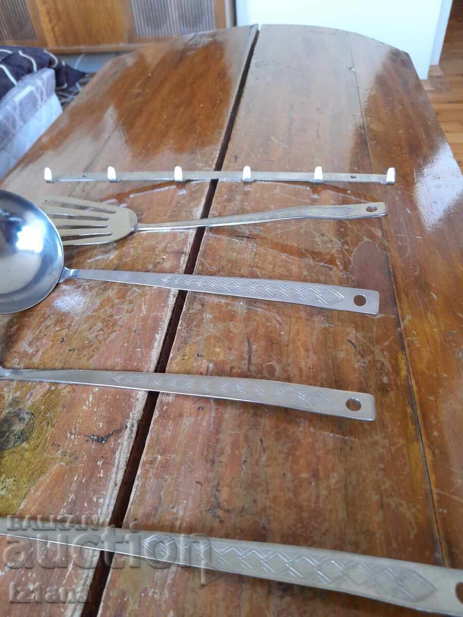 Παράδοση Σετ κουζινικών εργαλείων, μαχαιροπίρουνα