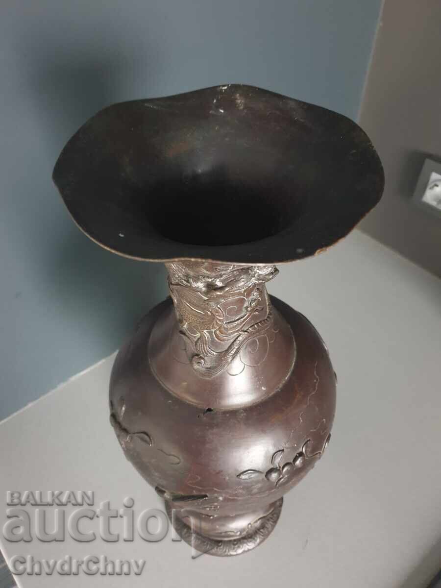 Vază bronz chinezesc vechi figurativă de 45cm-4kg / dragon cu preț € 400.00 | 782.33 BGN