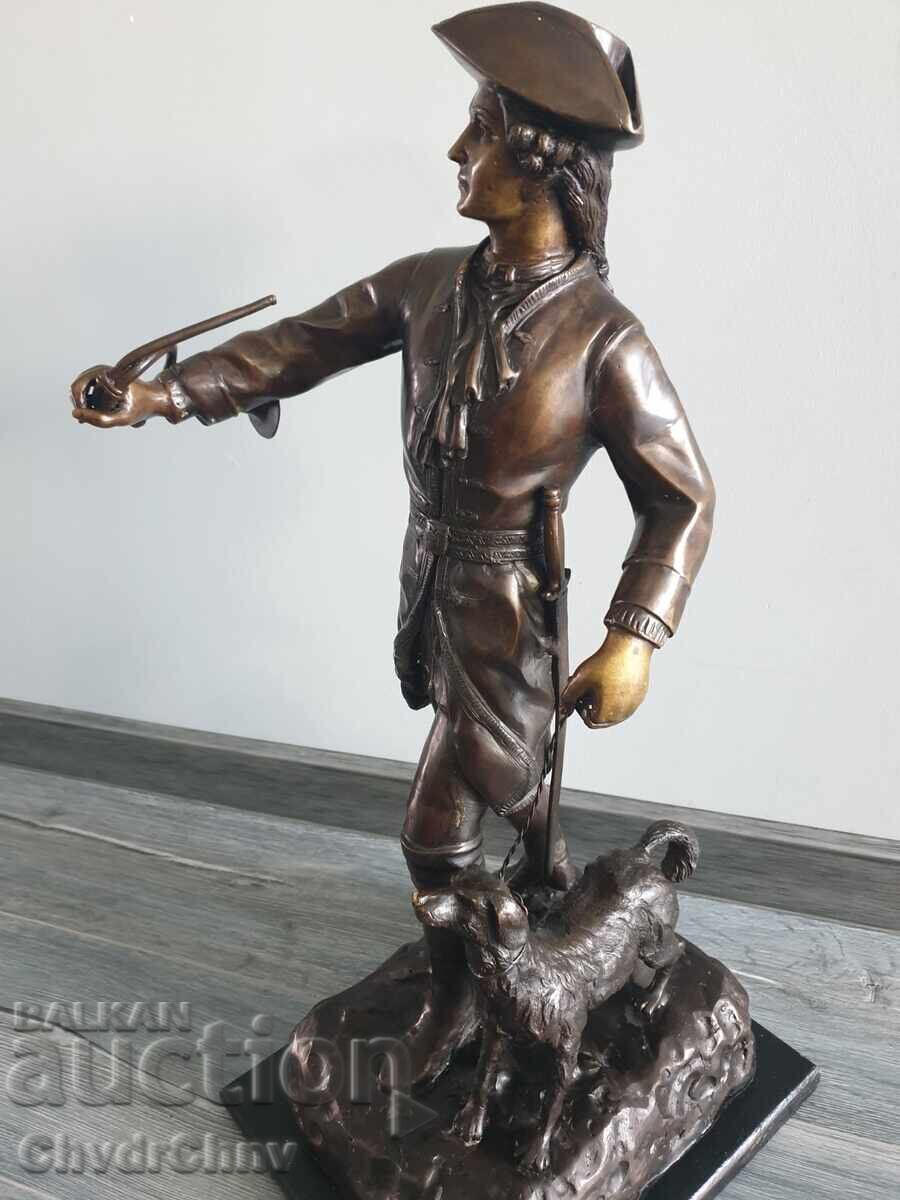 Sculptură/figură de bronz a unui vânător-gonaci cu trompetă și câine cu preț 2500.00 BGN | € 1278.23