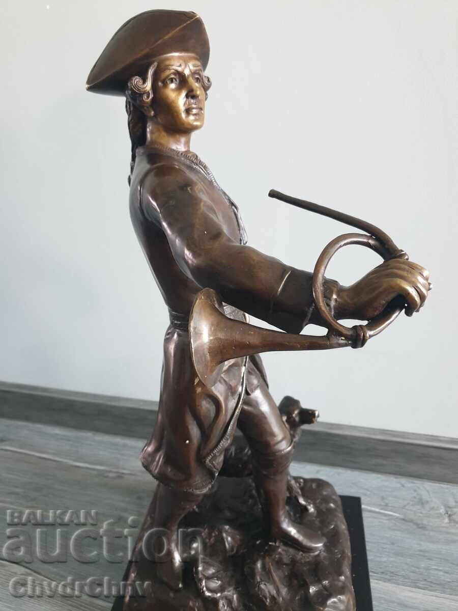 Licitație Sculptură/figură de bronz a unui vânător-gonaci cu trompetă și câine