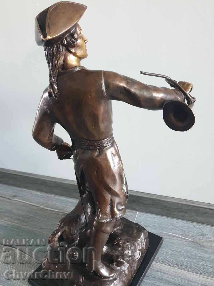 Livrarea Sculptură/figură de bronz a unui vânător-gonaci cu trompetă și câine