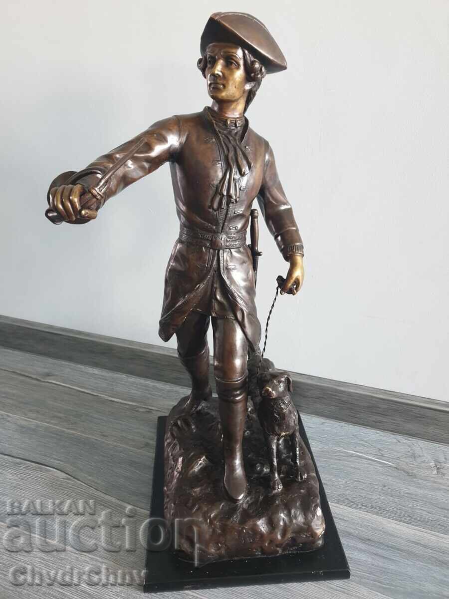 Sculptură/figură de bronz a unui vânător-gonaci cu trompetă și câine
