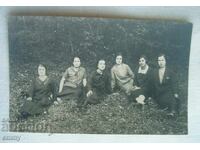 Παλιά φωτογραφία - νεαρές γυναίκες, καθισμένες