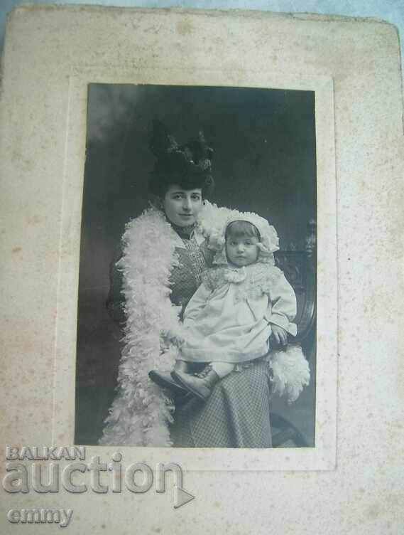 Fotografie veche pe carton gros - femeie cu copil, Montpellier, Franța cu preț 8.00 BGN | € 4.09