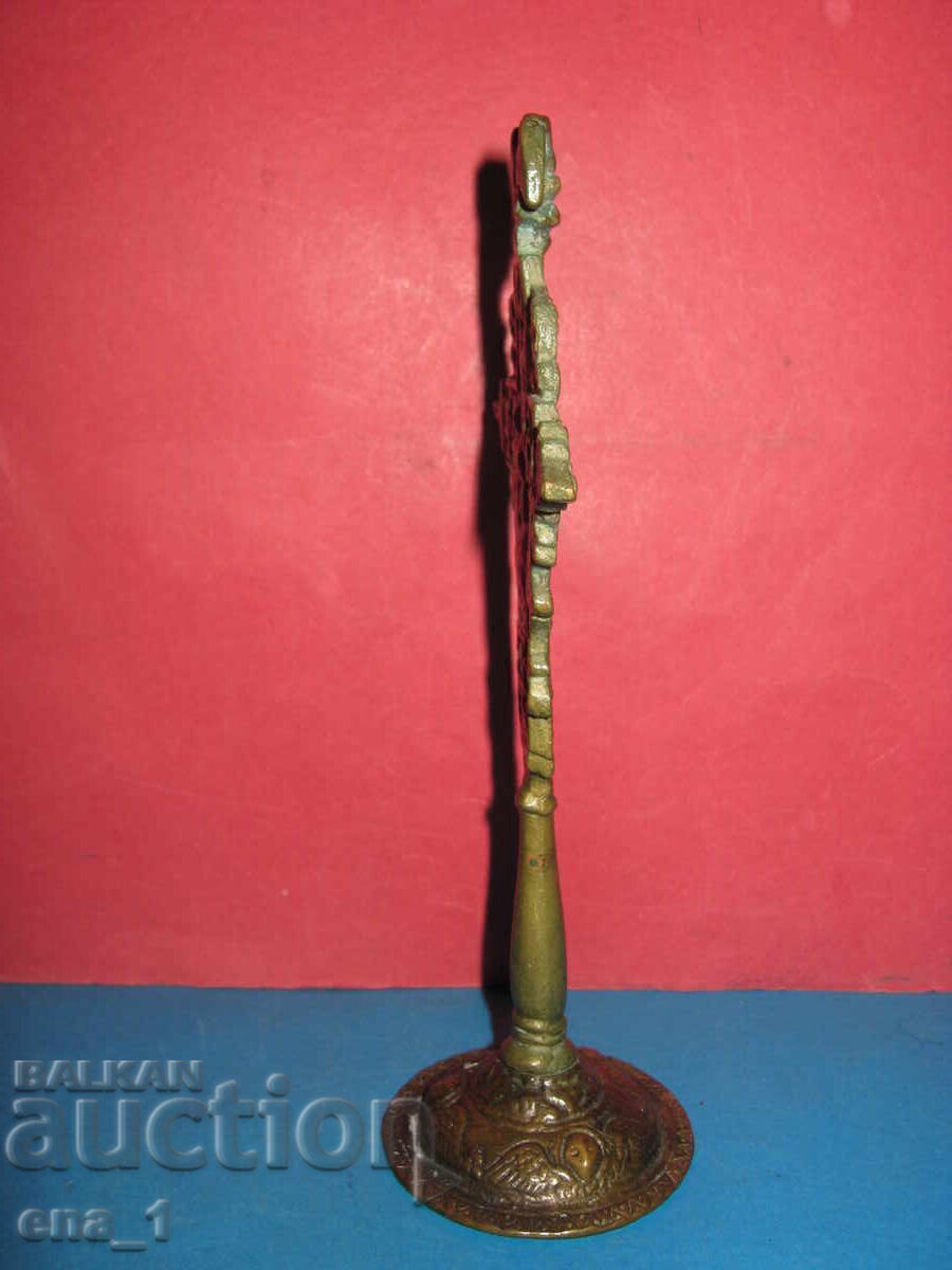 Бронзов напрестолен възрожденски православен кръст от 19 век с цена 299.99 лв. | € 153.38