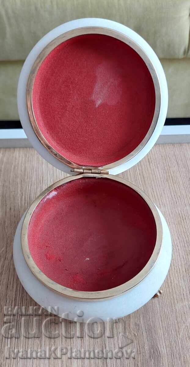 Доставка на Кутийка от мрамор за ценители