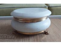 Кутийка от мрамор за ценители