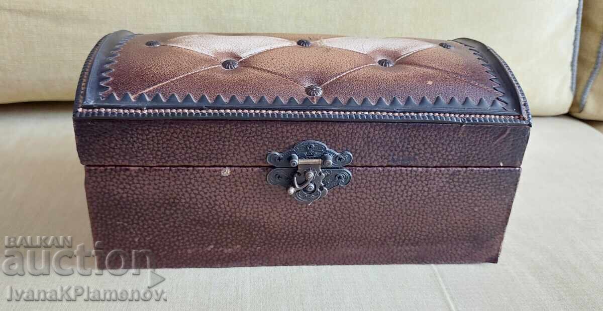 Кутия кожа за ценители с цена € 14.32 | 28.01 лв.