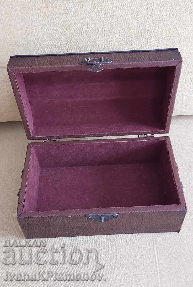 Доставка на Кутия кожа за ценители