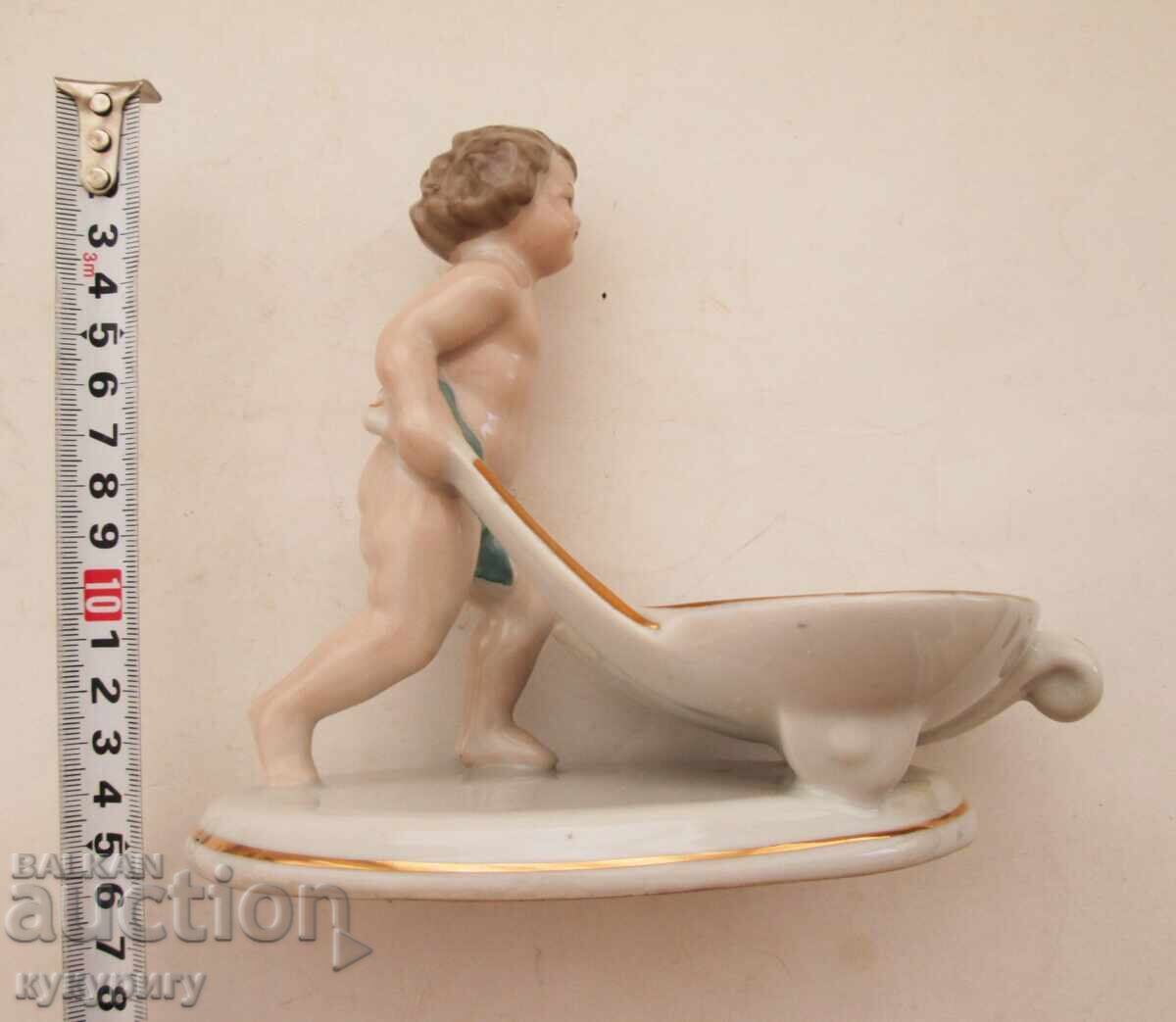 Παλιά πορσελάνινη φιγούρα αγοριού από την Σοσιαλιστική Δημοκρατία της Βουλγαρίας με σταχτοδοχείο με τιμή 150.00 BGN | € 76.69