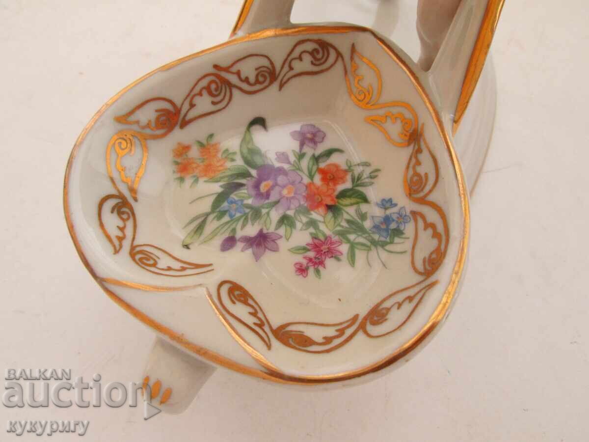 Δημοπρασία Παλιά πορσελάνινη φιγούρα αγοριού από την Σοσιαλιστική Δημοκρατία της Βουλγαρίας με σταχτοδοχείο