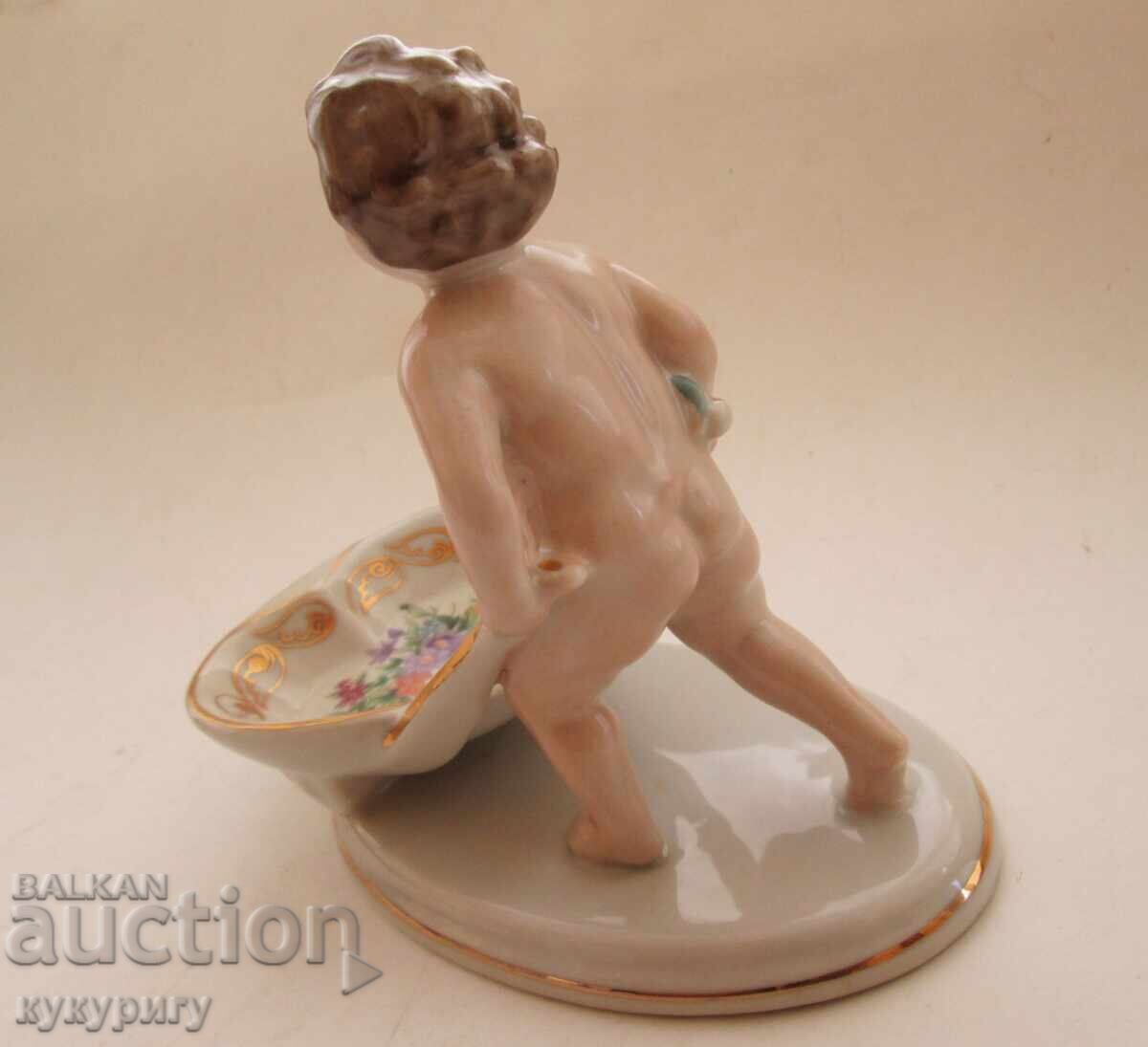 Παράδοση Παλιά πορσελάνινη φιγούρα αγοριού από την Σοσιαλιστική Δημοκρατία της Βουλγαρίας με σταχτοδοχείο