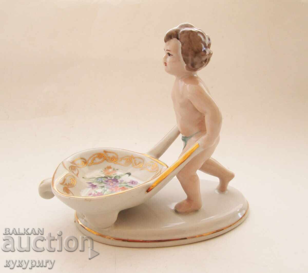 Παλιά πορσελάνινη φιγούρα αγοριού από την Σοσιαλιστική Δημοκρατία της Βουλγαρίας με σταχτοδοχείο