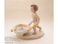 Statuetă din porțelan vechi NRB (Republica Populară Bulgaria) cu figură de băiat cu scrumieră