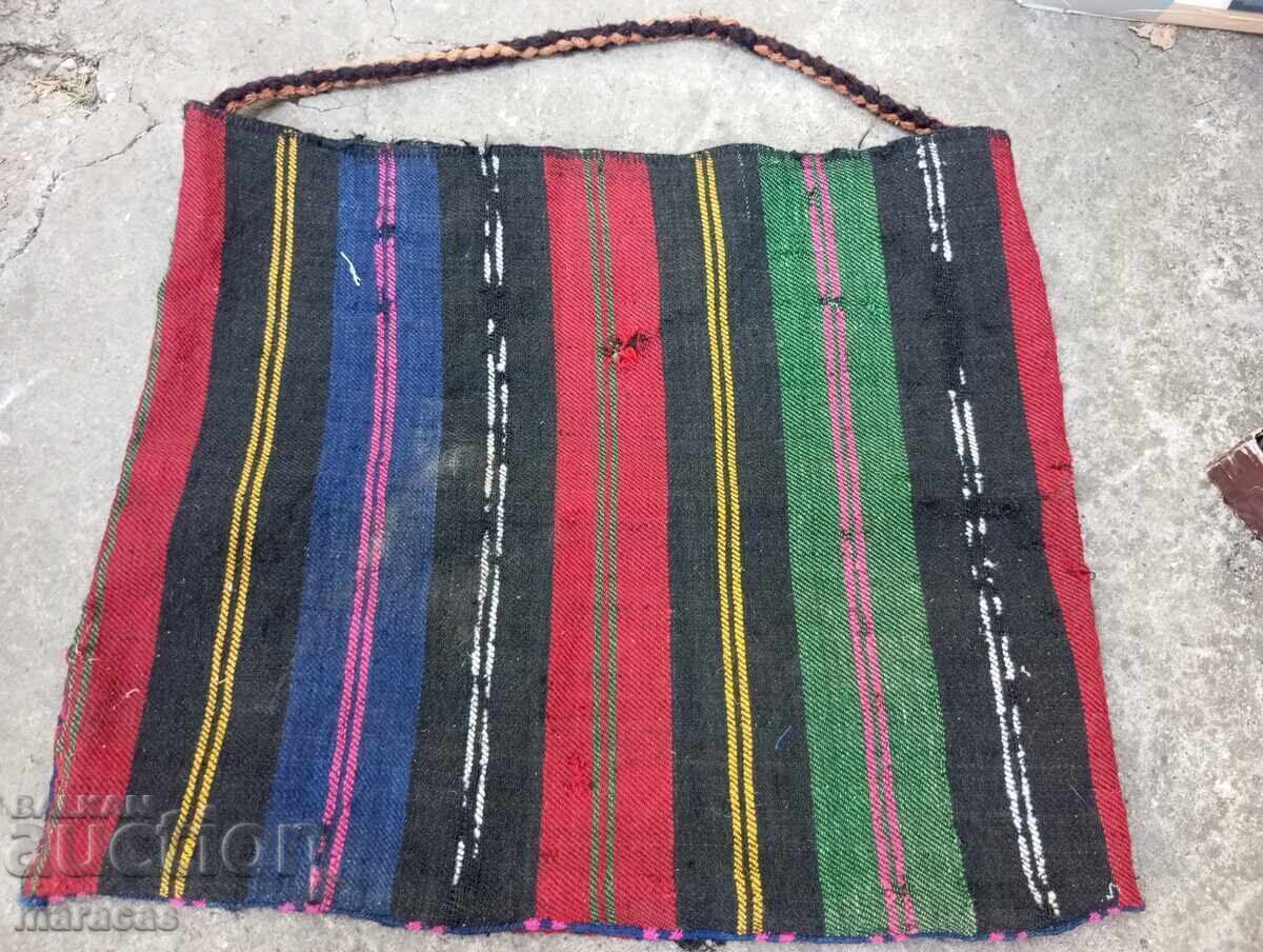 Sac vechi de lână și șorțuri