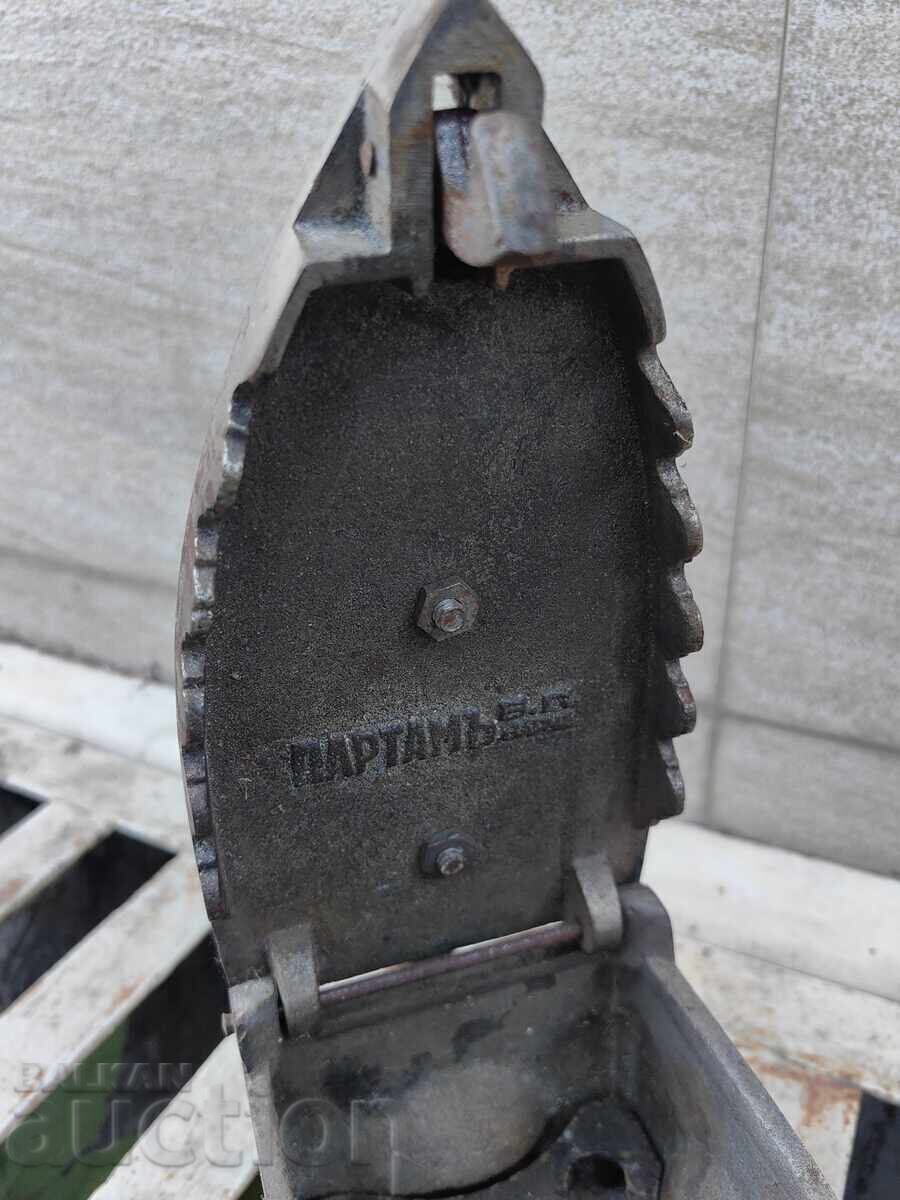 Παράδοση Βασιλική σιδερένια σιδερώστρα με κάρβουνα σε μοναδική κατάσταση