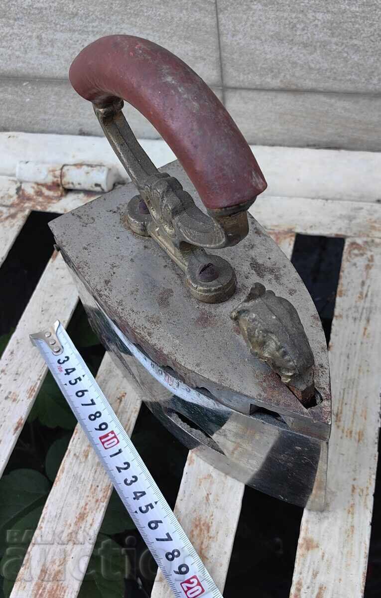 Βασιλική σιδερένια σιδερώστρα με κάρβουνα σε μοναδική κατάσταση - 5