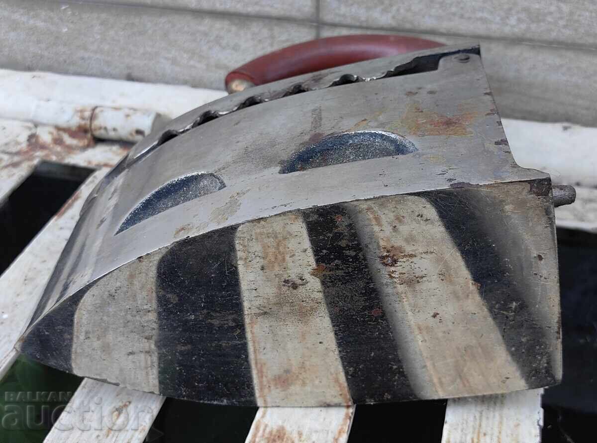 Βασιλική σιδερένια σιδερώστρα με κάρβουνα σε μοναδική κατάσταση - 6