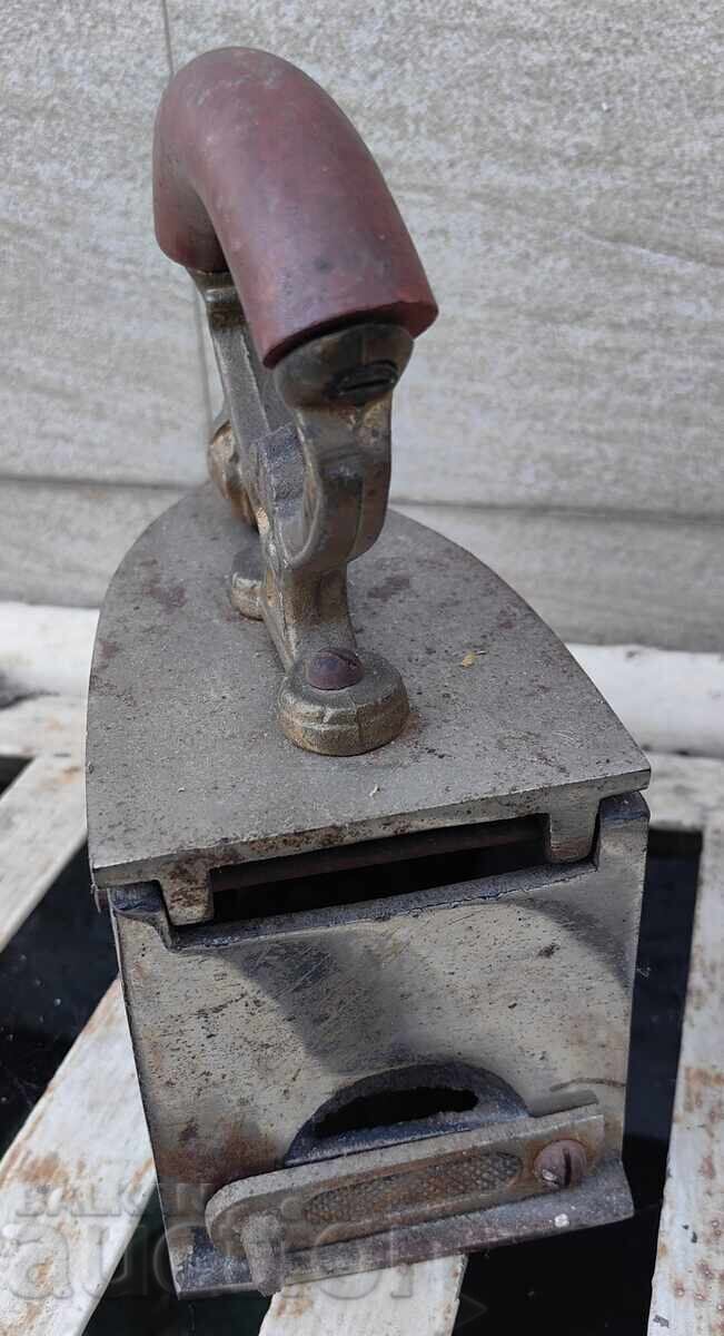 Βασιλική σιδερένια σιδερώστρα με κάρβουνα σε μοναδική κατάσταση - 7