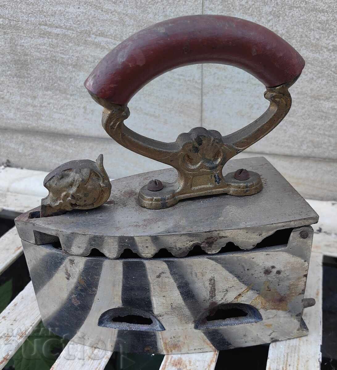 Βασιλική σιδερένια σιδερώστρα με κάρβουνα σε μοναδική κατάσταση