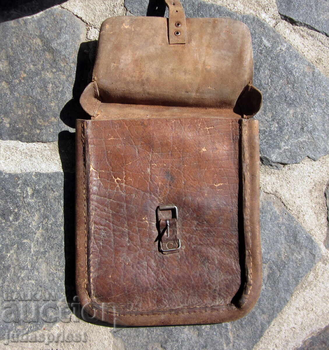 Licitație Geantă veche militară bulgară din piele pentru documente Licitație Geantă veche militară bulgară din piele pentru documente