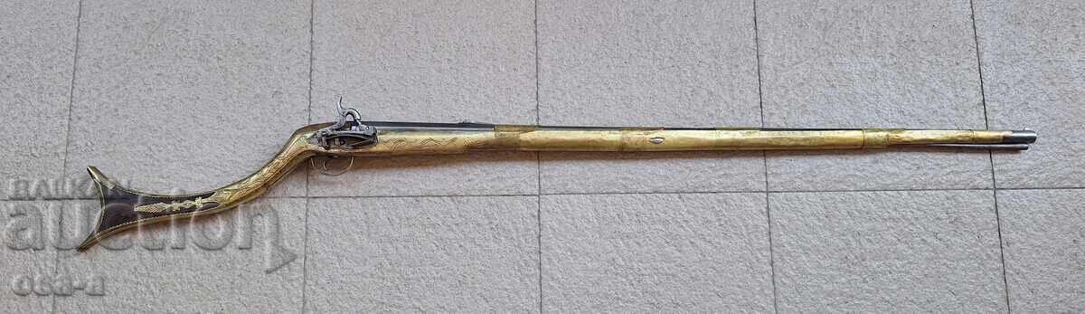 Homemade gun, glass bottle, toy pistol Homemade gun, glass bottle, toy pistol