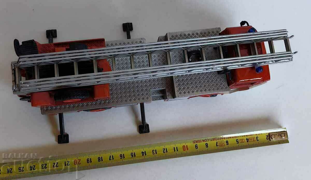 ПОЛОВИН КИЛО ГОЛЯМА ПОЖАРНА КОЛА ЖЕЛЯЗНА НЕПОЛЗВАНА ГЕРМАНИЯ с цена 60.00 лв. | € 30.68