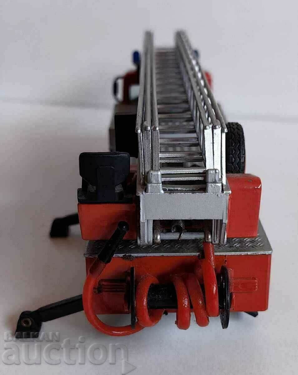 Доставка на ПОЛОВИН КИЛО ГОЛЯМА ПОЖАРНА КОЛА ЖЕЛЯЗНА НЕПОЛЗВАНА ГЕРМАНИЯ