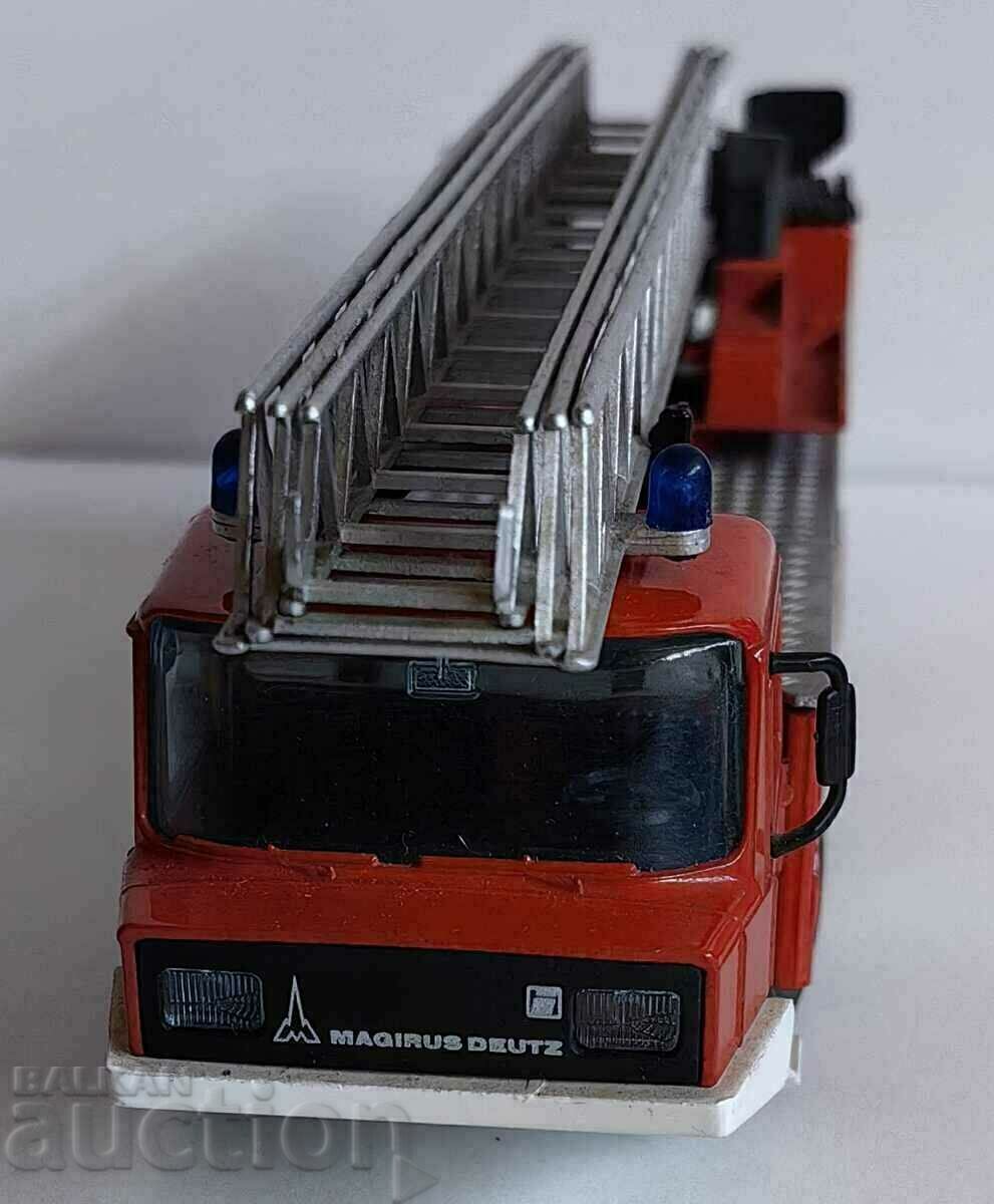 ПОЛОВИН КИЛО ГОЛЯМА ПОЖАРНА КОЛА ЖЕЛЯЗНА НЕПОЛЗВАНА ГЕРМАНИЯ - 6