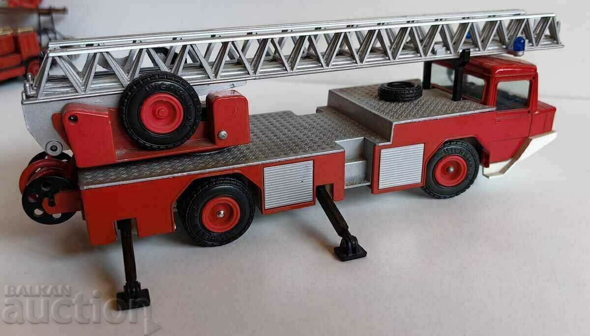 ПОЛОВИН КИЛО ГОЛЯМА ПОЖАРНА КОЛА ЖЕЛЯЗНА НЕПОЛЗВАНА ГЕРМАНИЯ