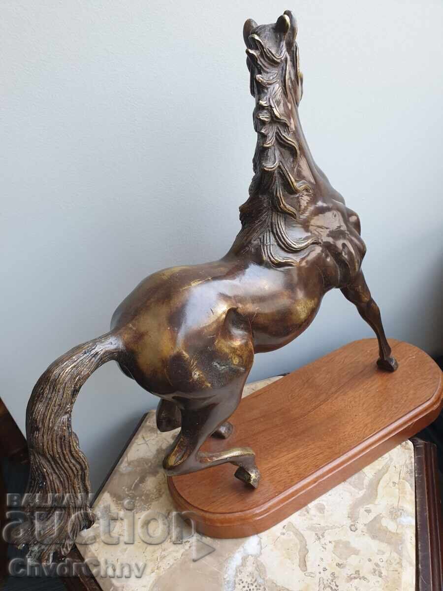 Sculptură/figură mare, veche, din bronz, reprezentând un cal sălbatic-armăsar cu preț 900.00 BGN | € 460.16