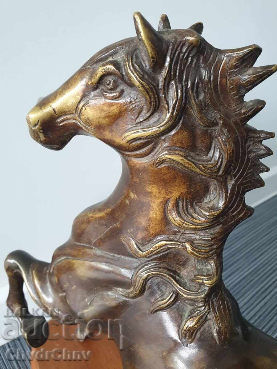 Livrarea Sculptură/figură mare, veche, din bronz, reprezentând un cal sălbatic-armăsar